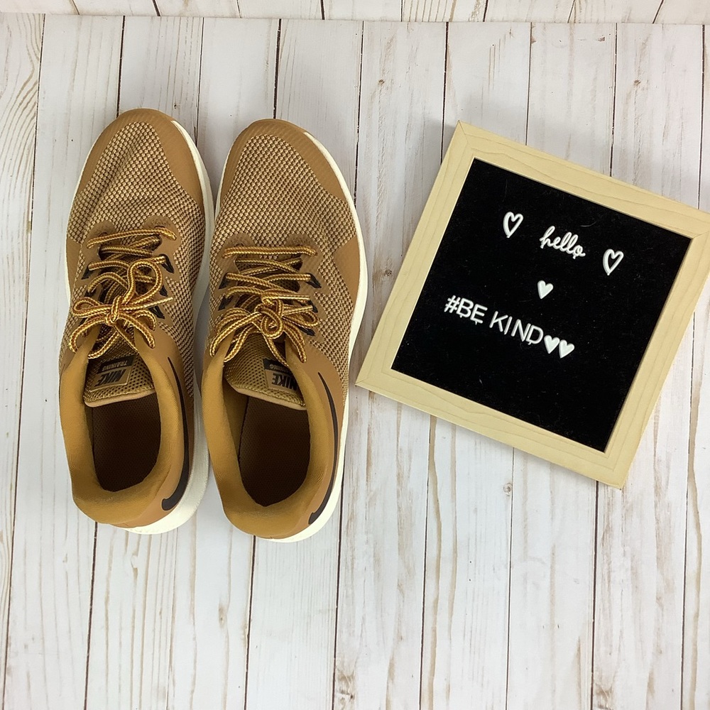 Nike Men’s air max Alpha trainer running sneakers size 9.5 wheat color way